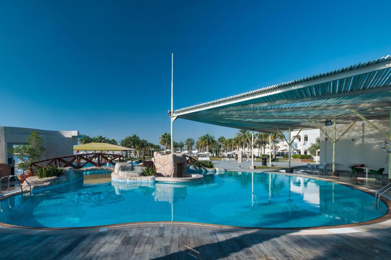 Sealine Beach, A Murwab Resort メサイード エクステリア 写真 The pool at the hotel