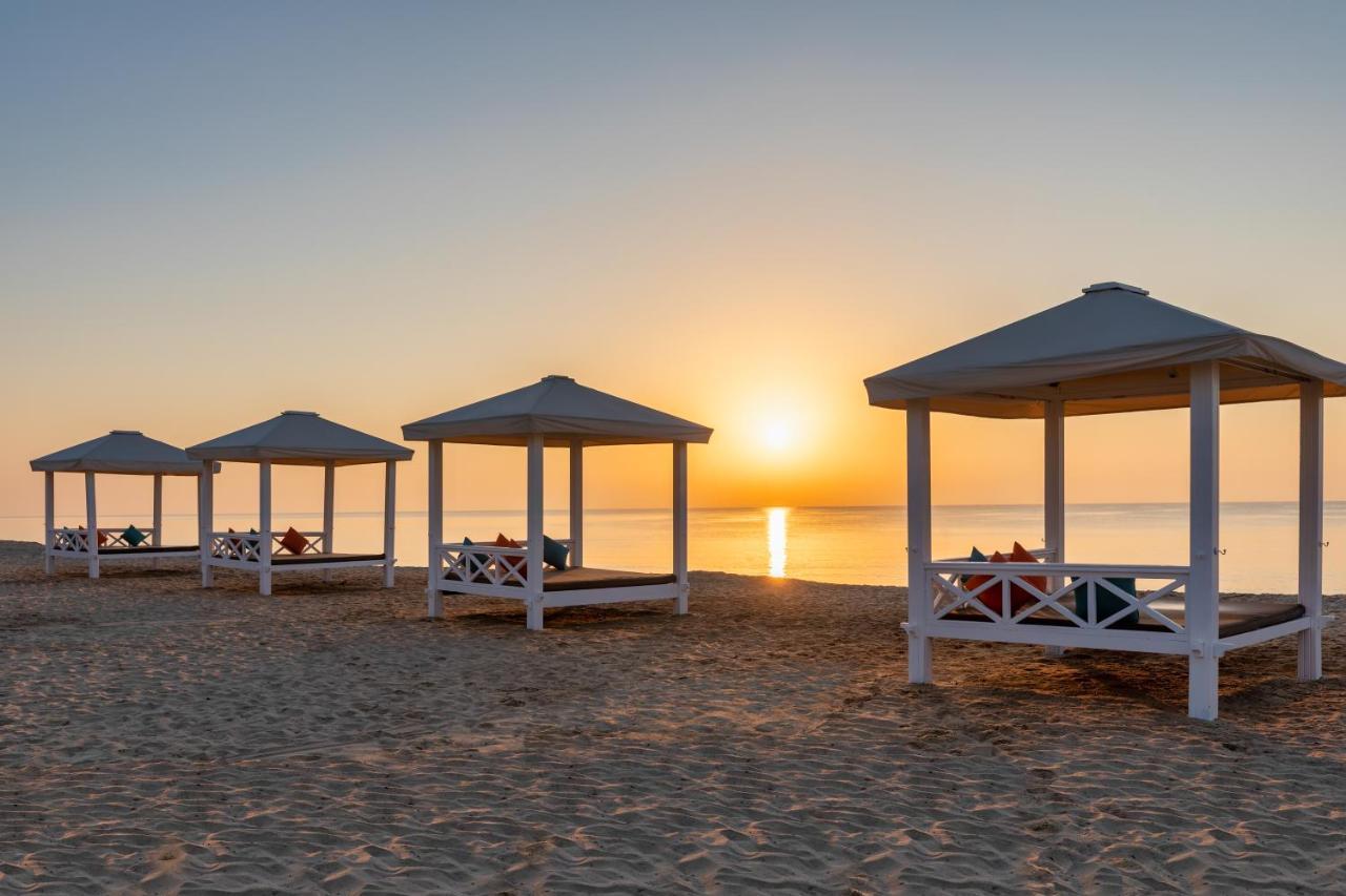 Sealine Beach, A Murwab Resort メサイード エクステリア 写真 Sunset at the beach