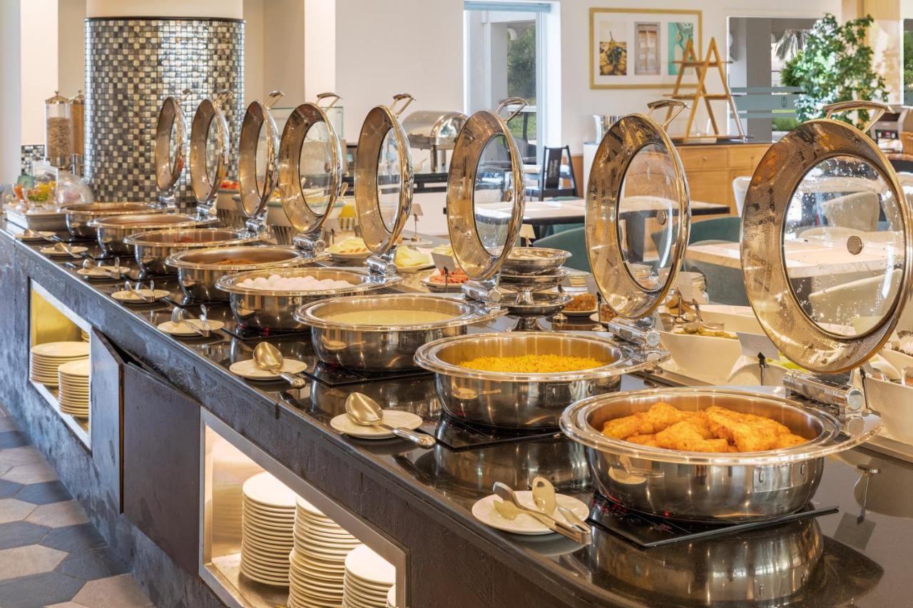 Sealine Beach, A Murwab Resort メサイード エクステリア 写真 A buffet at a hotel