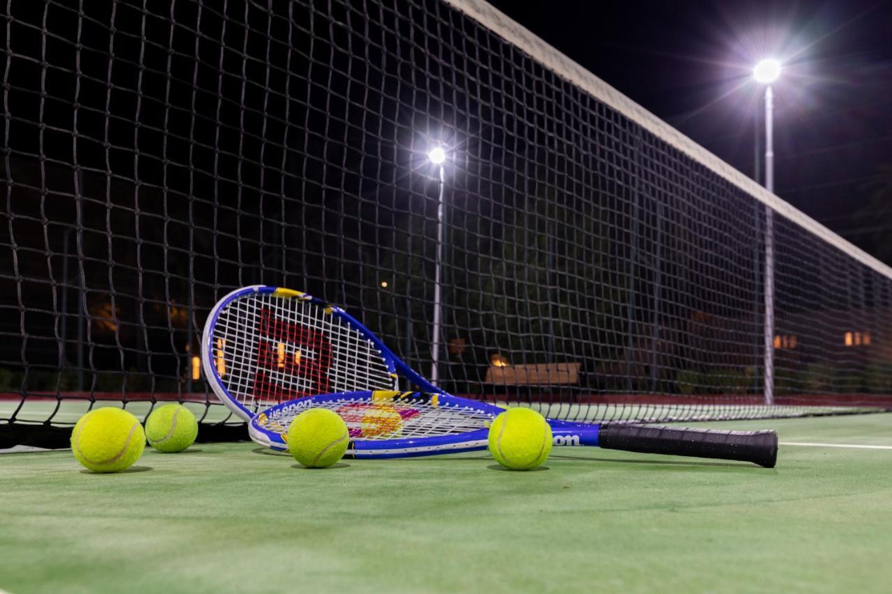 Sealine Beach, A Murwab Resort メサイード エクステリア 写真 Tennis balls and racket