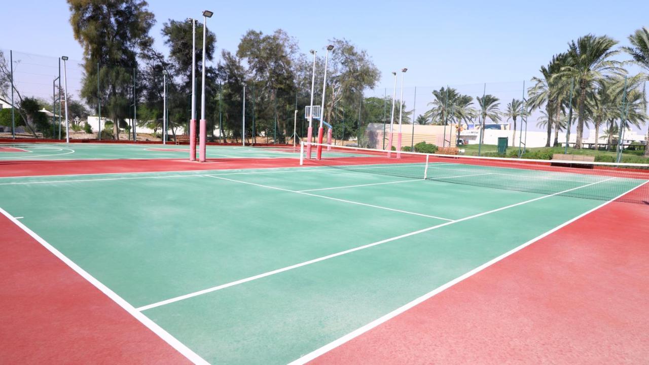 Sealine Beach, A Murwab Resort メサイード エクステリア 写真 Tennis courts at the club